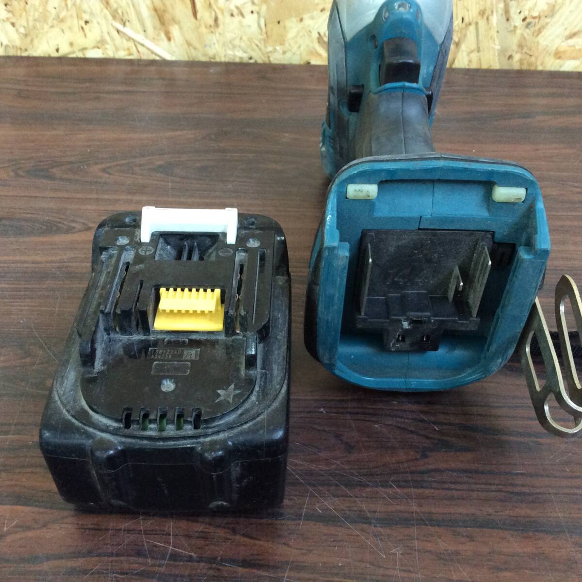 【MH-7226】中古品 makita マキタ TD134DX2 充電式インパクトドライバ バッテリーBL1430 充電器 セット_画像4