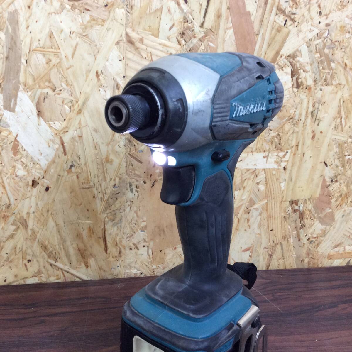 【MH-7226】中古品 makita マキタ TD134DX2 充電式インパクトドライバ バッテリーBL1430 充電器 セット_画像3