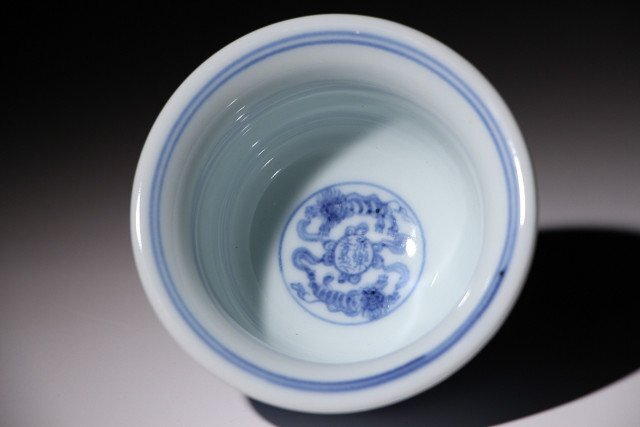 博物館展示品　来歴有　358　明時代　成化年製染付茶呑　青華紋　径約9.4cm　（検）貔貅 青花 陶器 茶器 中国美術 古玩 唐物_画像5