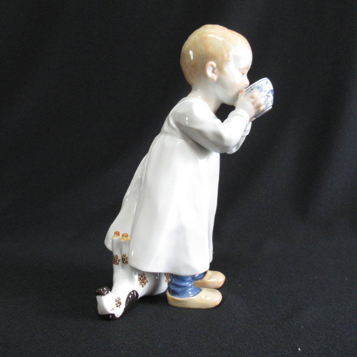 マイセン ヘンチェル人形 ブルーオニオンのカップを持った男の子 フィギュリン Meissen アンティーク 60サイズ発送 w-2607932-127-mrrzの画像4