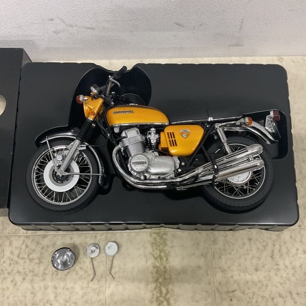 1円〜 破損 ミニチャンプス Classic Bike シリーズ 1/6 ホンダ CB 750 K0 1968 ゴールドメタリックの画像2