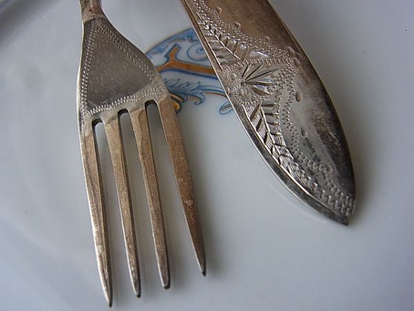 ( britain ) Vintage mother ob pearl desert knife & Fork set display 