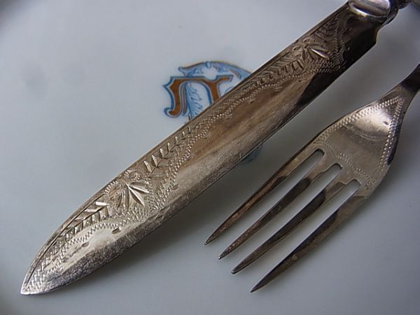 ( britain ) Vintage mother ob pearl desert knife & Fork set display 