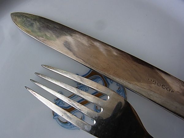 ( britain ) Vintage mother ob pearl desert knife & Fork set display 