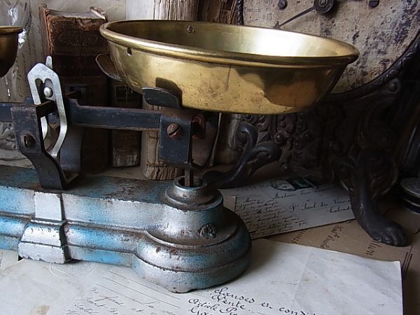 (.) Vintage small ... scale / measuring display 