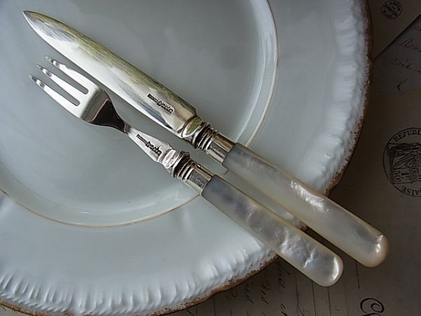 ( britain ) Vintage Mappin&Webb mother ob pearl desert knife & Fork set display 