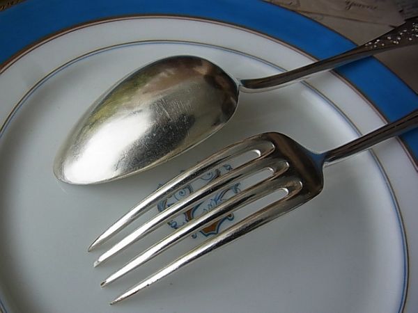 (.) Vintage silver plate .... motif Fork & spoon set display 