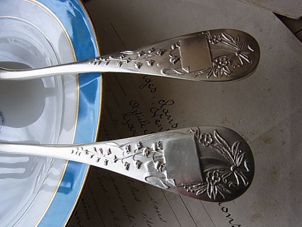 (.) Vintage silver plate .... motif Fork & spoon set display 