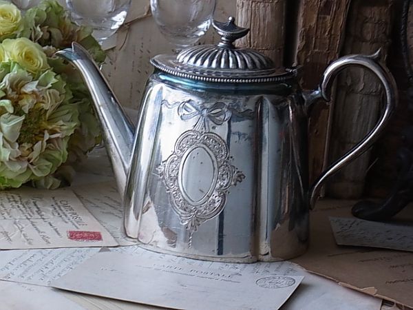 ( britain ) Vintage silver plate form . wonderful teapot display 