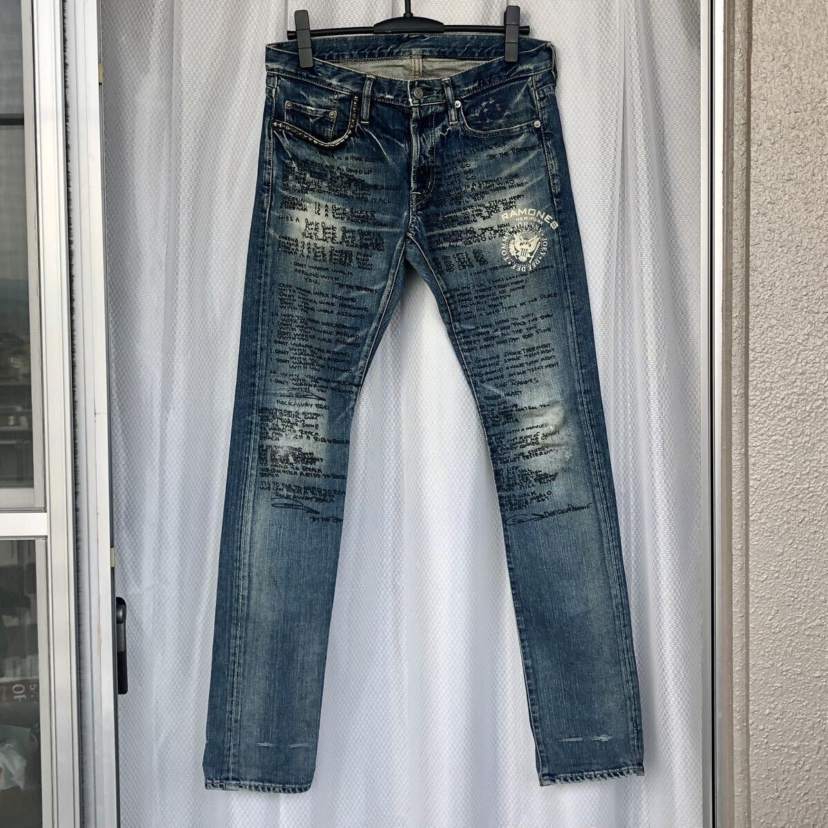 激レア RAMONESコラボ 歌詞プリント総柄 ダメージ加工ストレッチ 激レア RAMONESコラボ 歌詞プリント総柄 ダメージ加工ストレッチ