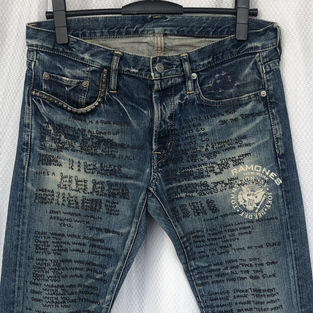 激レア RAMONESコラボ 歌詞プリント総柄 ダメージ加工ストレッチ 激レア RAMONESコラボ 歌詞プリント総柄 ダメージ加工ストレッチ