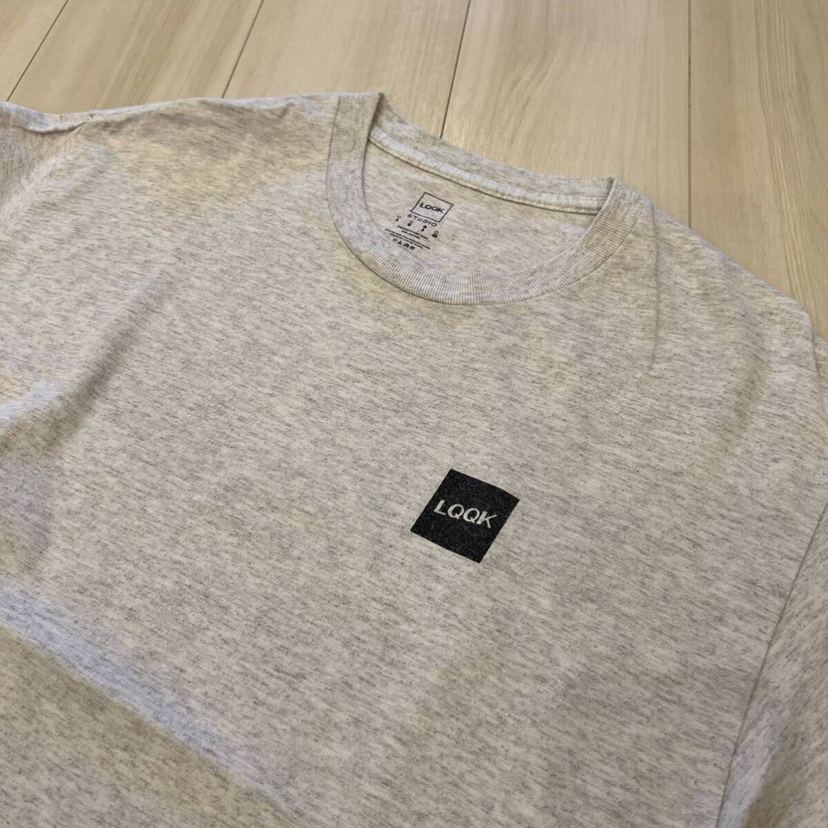 中古 L LQQK STUDIO x supply backdoor Tee Grey ルックスタジオ 限定 10周年 LQQK ロゴ Exclusive Tシャツ グレー_画像3