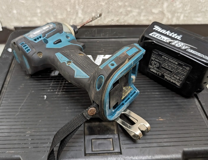 2073) 売切り makita マキタ 充電式インパクトドライバ TD170DRGX　バッテリー2個 充電器 ケース付き_画像3