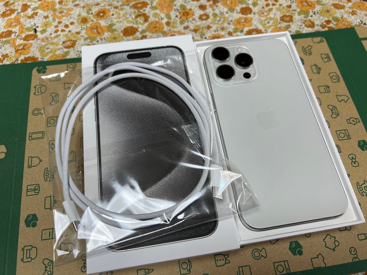 美品　iPhone 15  Pro Max 256GB SIMフリー