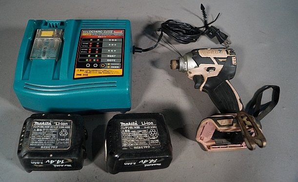 ◎ makita マキタ 充電式インパクトドライバ 充電器 100V バッテリー 2個付き 品番不明 ※ジャンク品の画像1