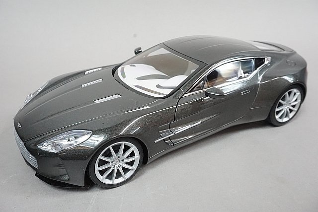 AUTOart オートアート 1/18 Aston Martin アストンマーチン ONE-77 グレー 70242の画像1