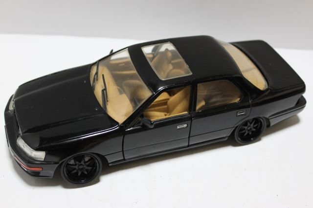 ▽ジャンク ROAD TOUGH ロードタフ 1/18 LEXUS レクサス LS 400 ミニカー ブラック 92038の画像1