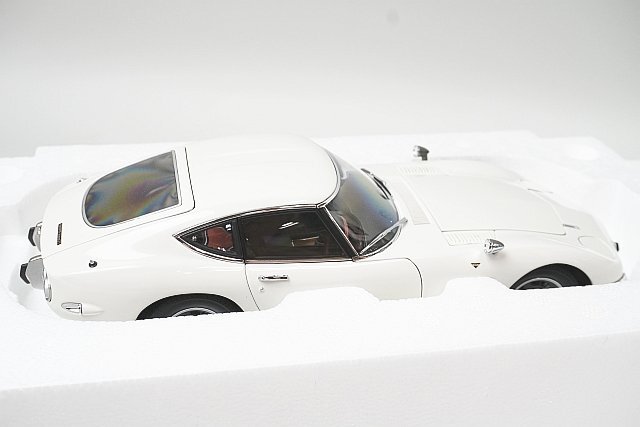 AUTOart オートアート 1/18 TOYOTA トヨタ 2000 GT クーペ アップグレード ホワイト 78747の画像3