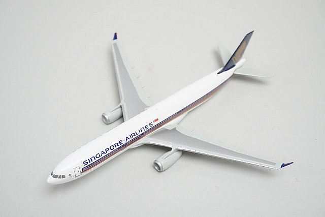 ★ 1/400 A330-300 SINGAPORE AIRlLINES シンガポール航空 レジ番号付与なし_画像1