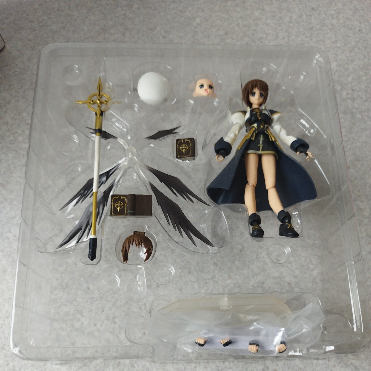 中古品★MaxFactory 魔法少女リリカルなのは StrikerS figma 八神はやて 騎士甲冑ver. products number 026 アクションフィギュア_画像3