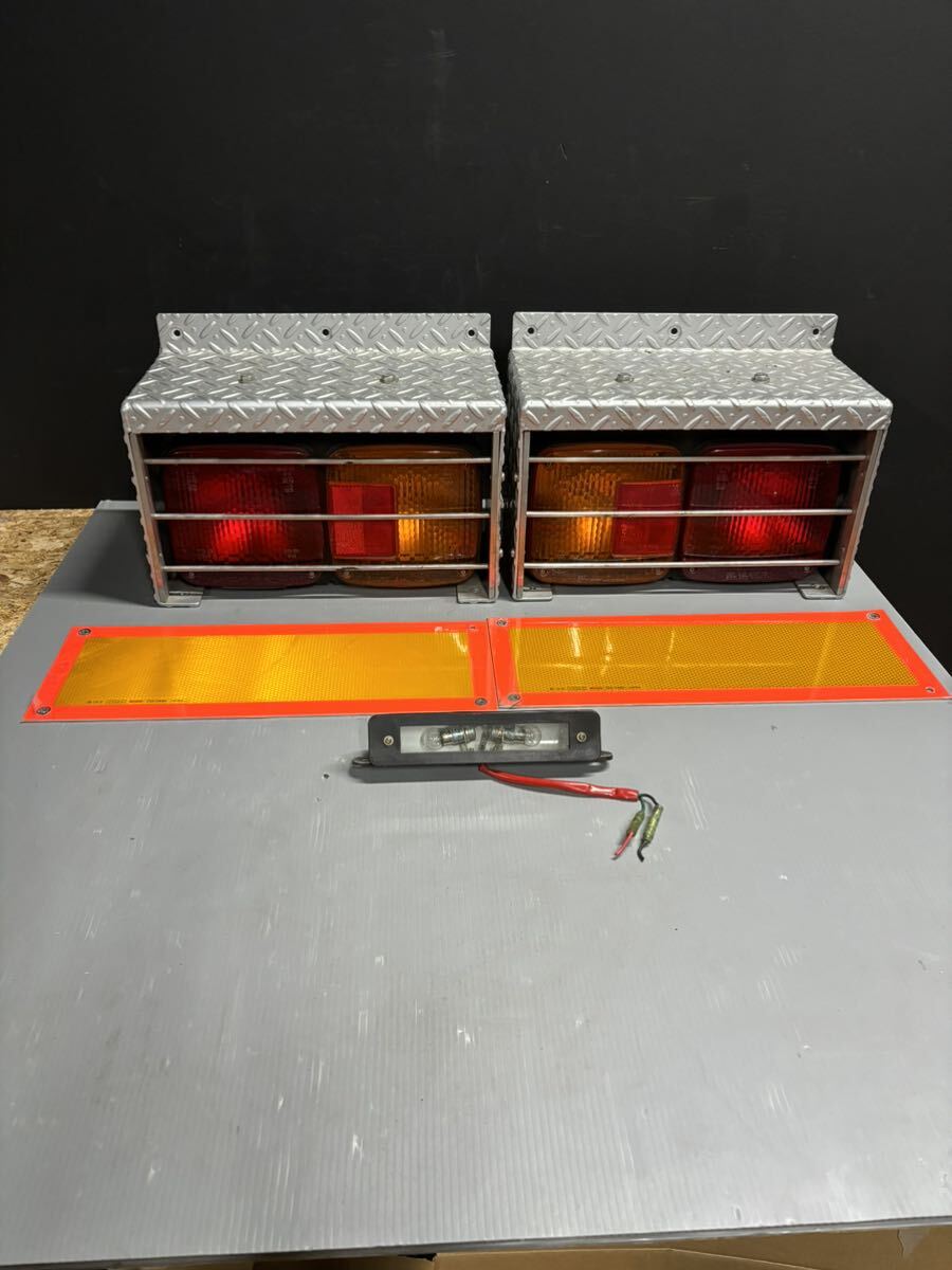 日野 純正 プロフィアテラヴィ テールランプ テールライト 反射板 バックランプ ボックス 縞板鋼板 大型 デコトラ HINOの画像1