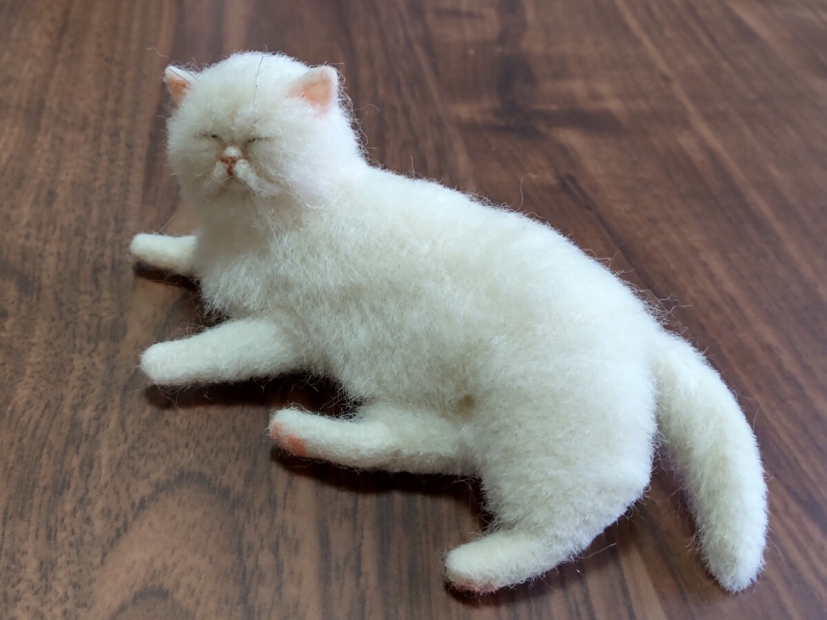 *obu* hand made * wool felt cat relaxation .. white cat exotic Short hair .... palm size 