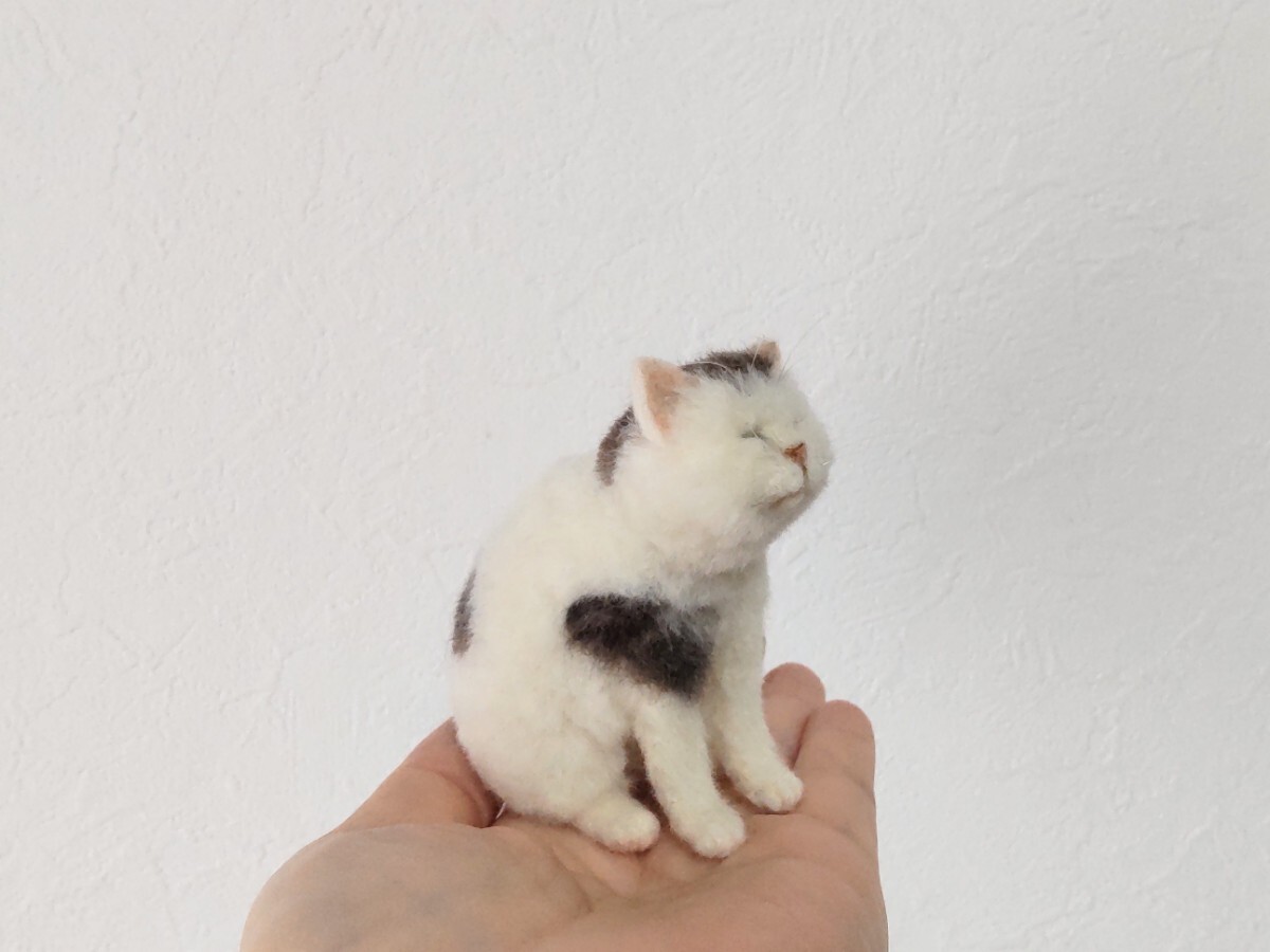 *obu* hand made * wool felt cat peace cat ......kiji tiger white cat palm size 