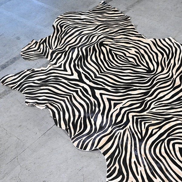 イタリア製 ゼブラ柄 敷物 本革 リビング ダイニング 絨毯 ディスプレイ 毛皮 なめし皮 インテリア 動物 ビンテージスタイル_画像2