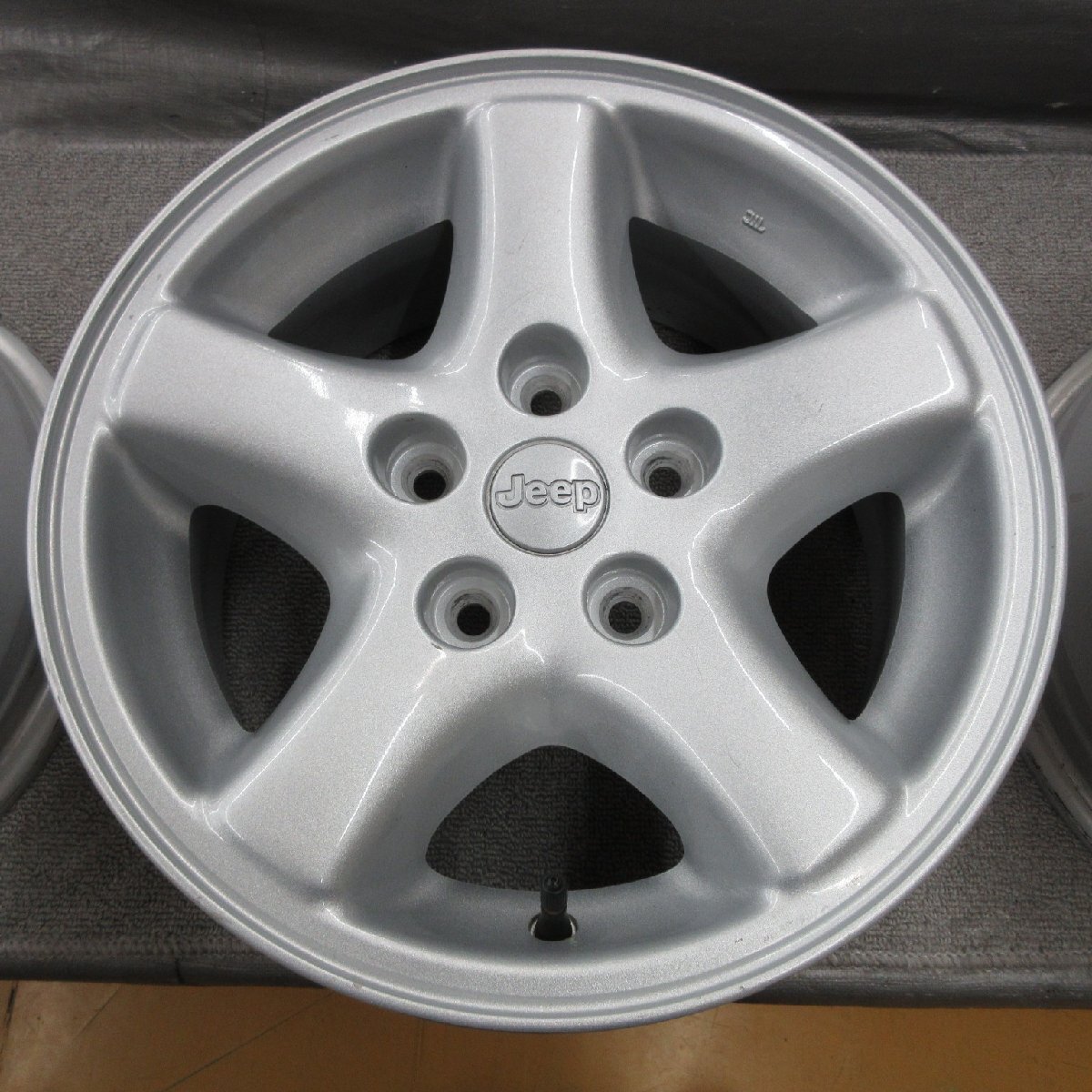 □送料無料 A2■ ジープ TJ ラングラー 純正 ■ 15×7J+31.75 ■ 5H PCD114.3 ■ φ71.5 ◇ ４本 ◇ シルバー系 1ピース/5本スポークの画像4