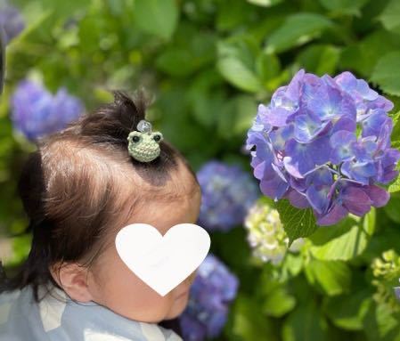 カエルのあみぐるみ ヘアゴム ＊ ヘアクリップ ＊ キーホルダー ＊ ハンドメイド ＊ かぎ針編み ＊ 編みぐるみ_モデルちゃん 9ヶ月