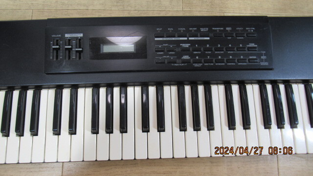 電子ピアノ　ローランド　Roland　XP-10　鍵盤59　DC9Vのアダブターが無くて作動は未確認　ジャンク品扱い_画像3