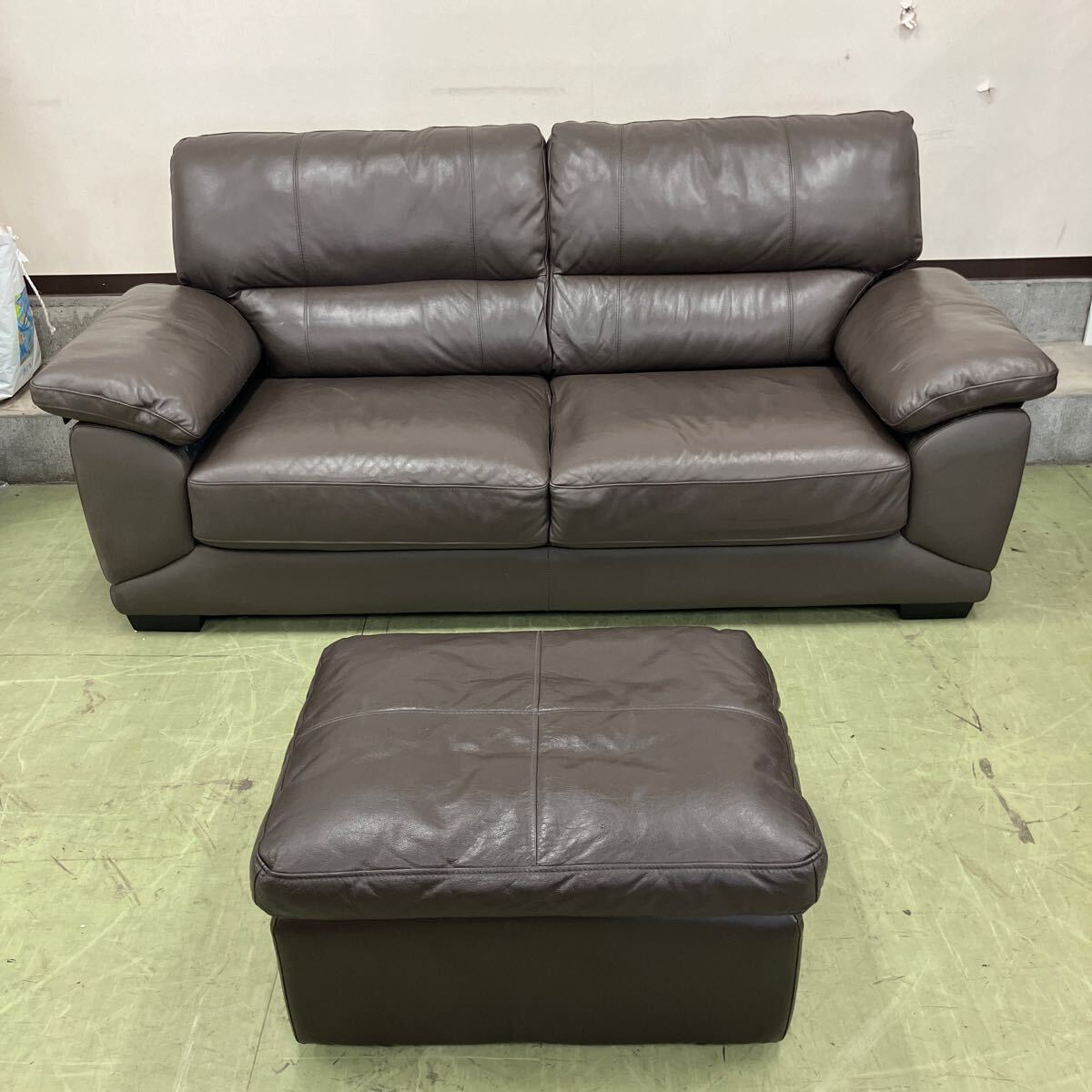 □【売り切り】NITORI ニトリ SOFA WALL2 LEATHER DBR 3人掛け用 本革ソファ ダークブラウン スツール付属 生活家具_画像2