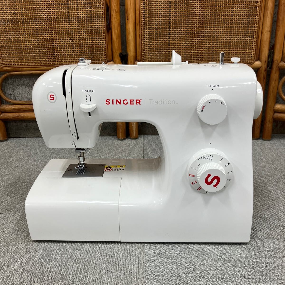 &【売り切り】SINGER シンガー Tradition トラディション 電動フットコントロールミシン SN520 動作確認済み 箱付属 説明書付属の画像2