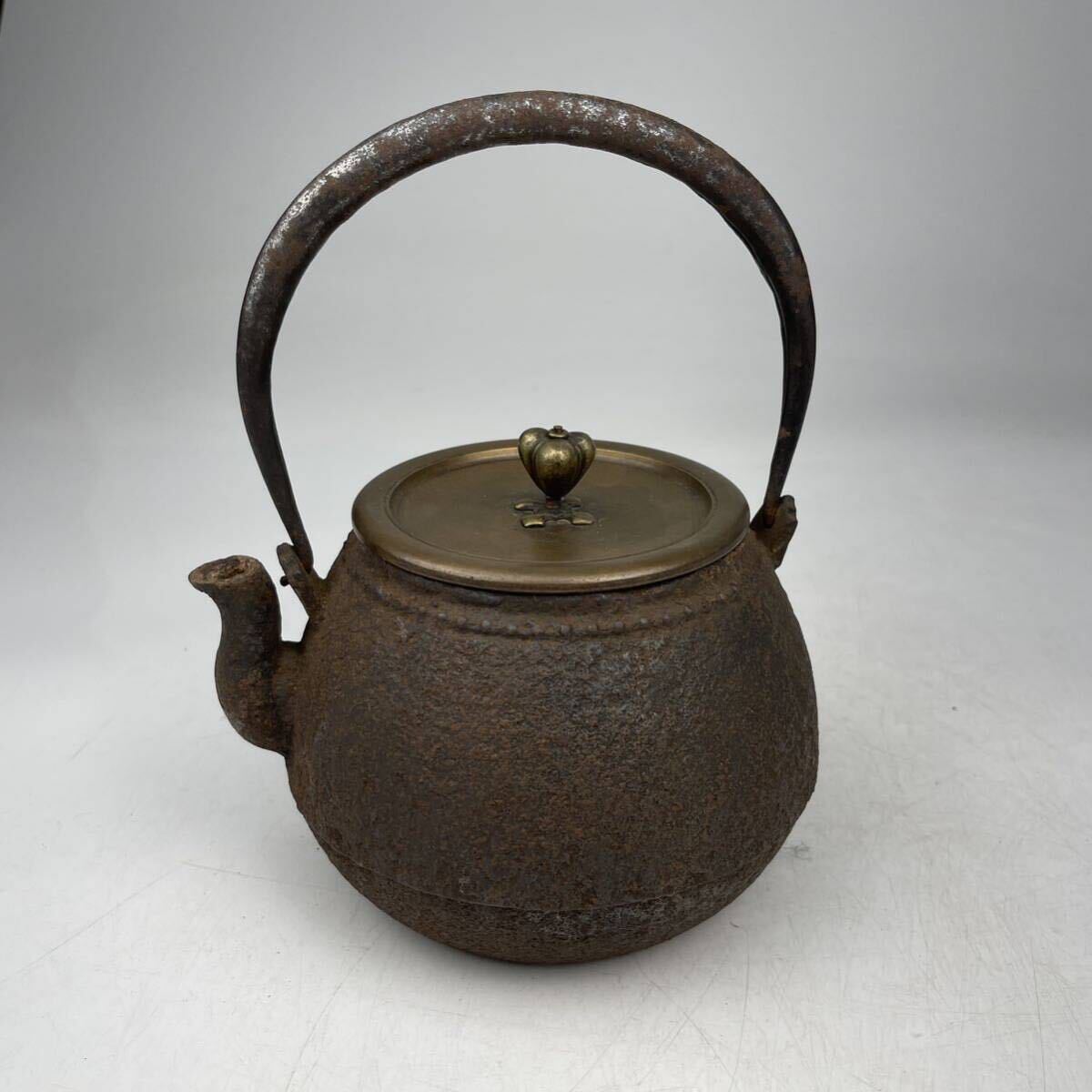 時代 鉄瓶 箱付き 在銘 容量約1100ｍｌ / 時代 金工 茶器 鉄瓶 急須 湯沸 上手 .1594の画像2