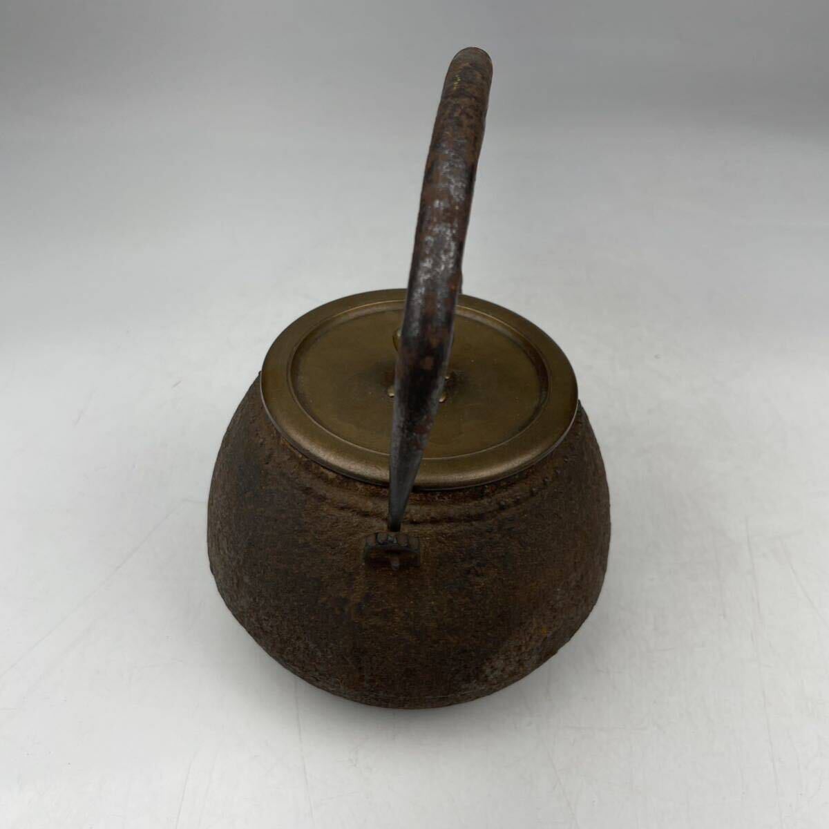 時代 鉄瓶 箱付き 在銘 容量約1100ｍｌ / 時代 金工 茶器 鉄瓶 急須 湯沸 上手 .1594の画像4