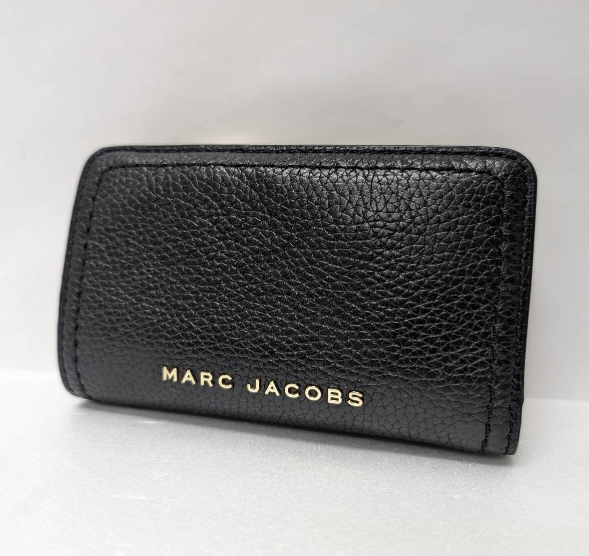 【ST18599MY】MARC JACOBS マークジェイコブス レザー 二つ折り財布 ブラック系 ゴールド金具 コンパクトウォレット レディースの画像1