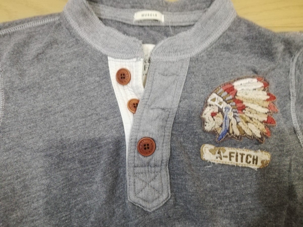 “Abercrombie & Fitch アバクロ【ヴィンテージ風インディアンワッペンデザイン ヘンリーTシャツ】◆Sサイズ 杢グレーの画像4