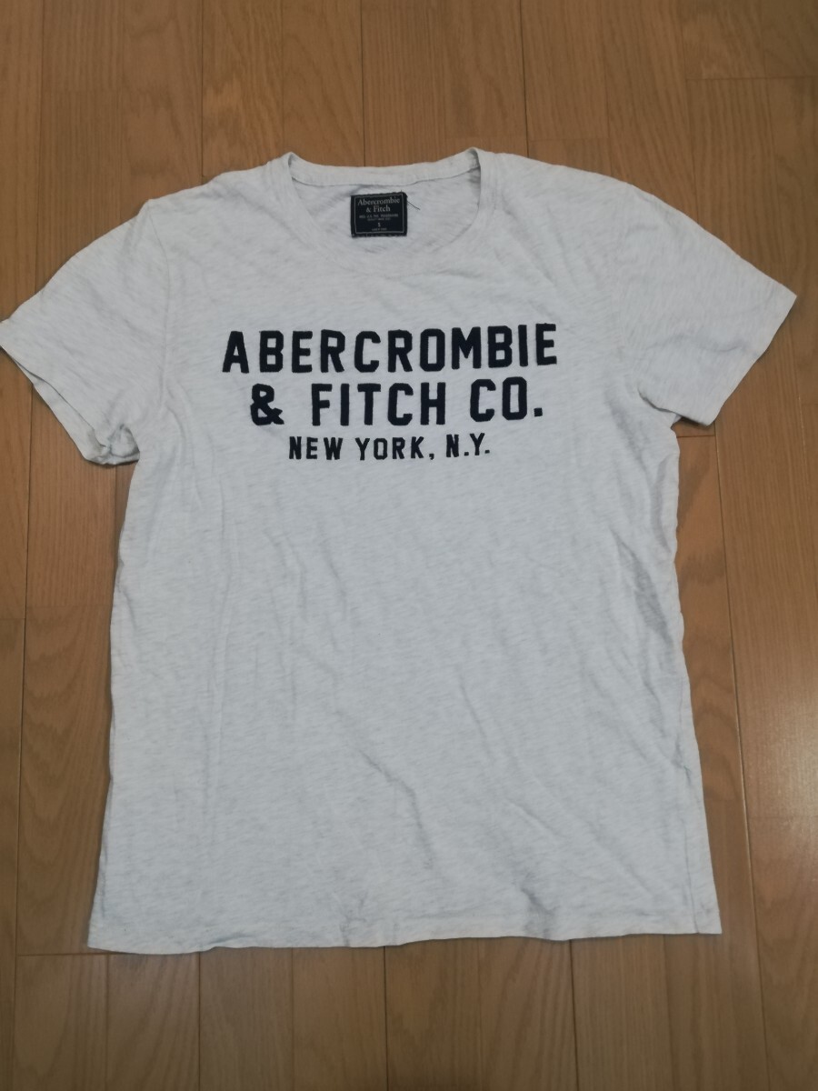 “Abercrombie & Fitch アバクロ【ヴィンテージ風カレッジデザインTシャツ】◆Sサイズ オートミールの画像1