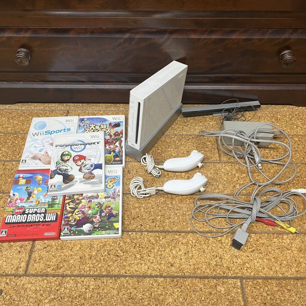 任天堂 ニンテンドー Wii本体 セット★Nintendo ゲーム機&ソフト5本セット★マリオパーティー マリオカート スマッシュブラザーズ 中古_画像1