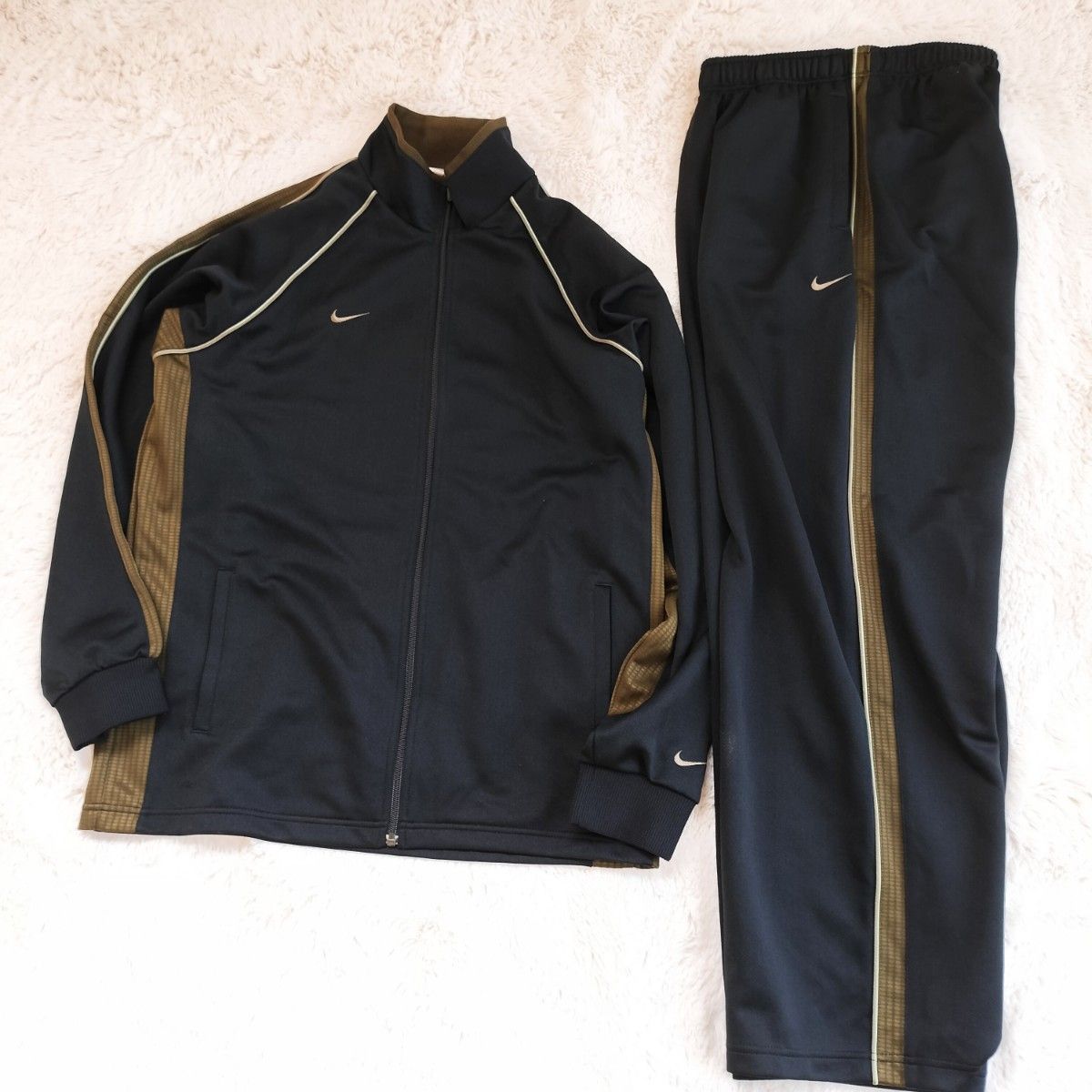 NIKE ナイキ ジャージ セットアップ 上下セット sizeL FIT DRY フィットドライ 刺繍ロゴ ブラック カーキ NIKE ナイキ ジャージ セットアップ 上下セット sizeL FIT DRY フィットドライ 刺繍ロゴ ブラック カーキ