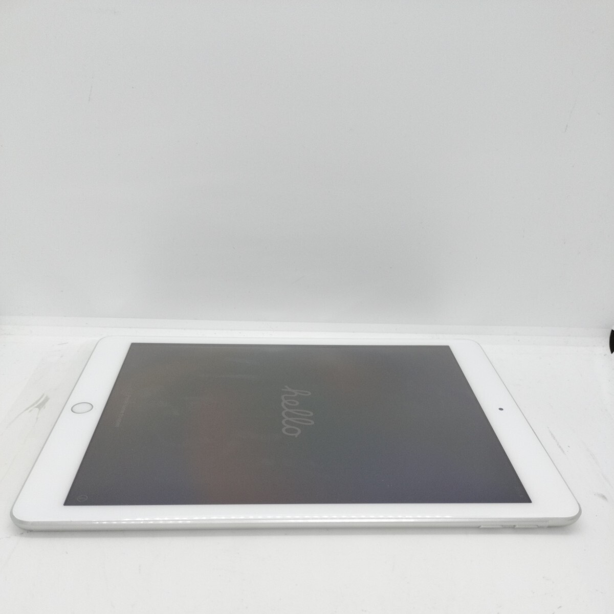 管理:LY-2258/完動品動作確認済み/ iPad 第6世代 a1893 32GB Silver Wi-Fiモデルの画像4