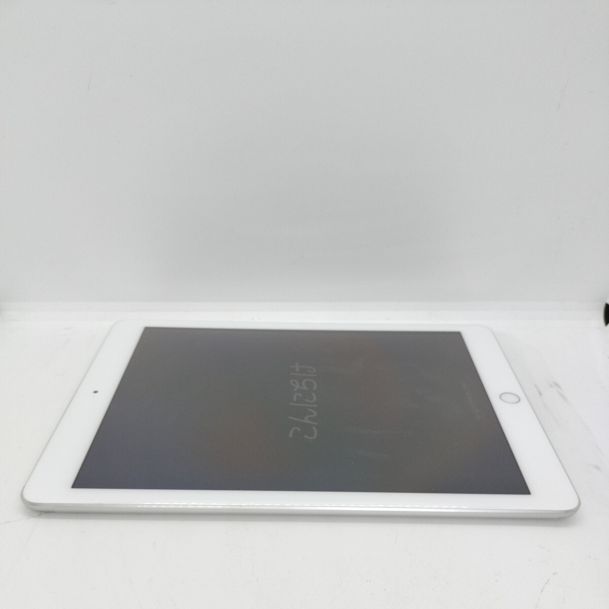 管理:LY-2258/完動品動作確認済み/ iPad 第6世代 a1893 32GB Silver Wi-Fiモデルの画像3