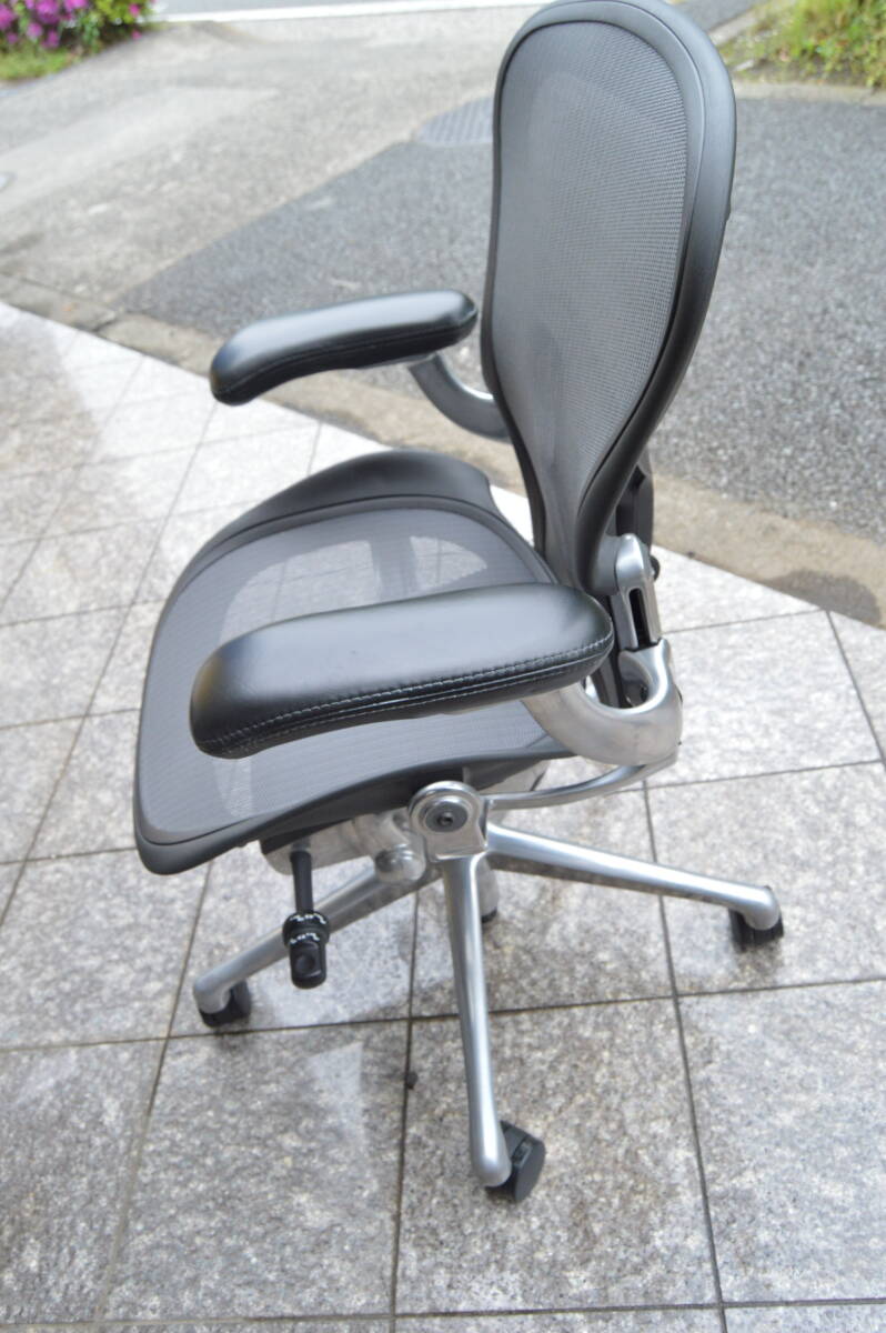 F355 展示品美品 Herman Miller ハーマンミラー AER1A13DF オフィスチェア Aeron Chair アーロンチェア グラファイトフレーム AサイズI_画像8