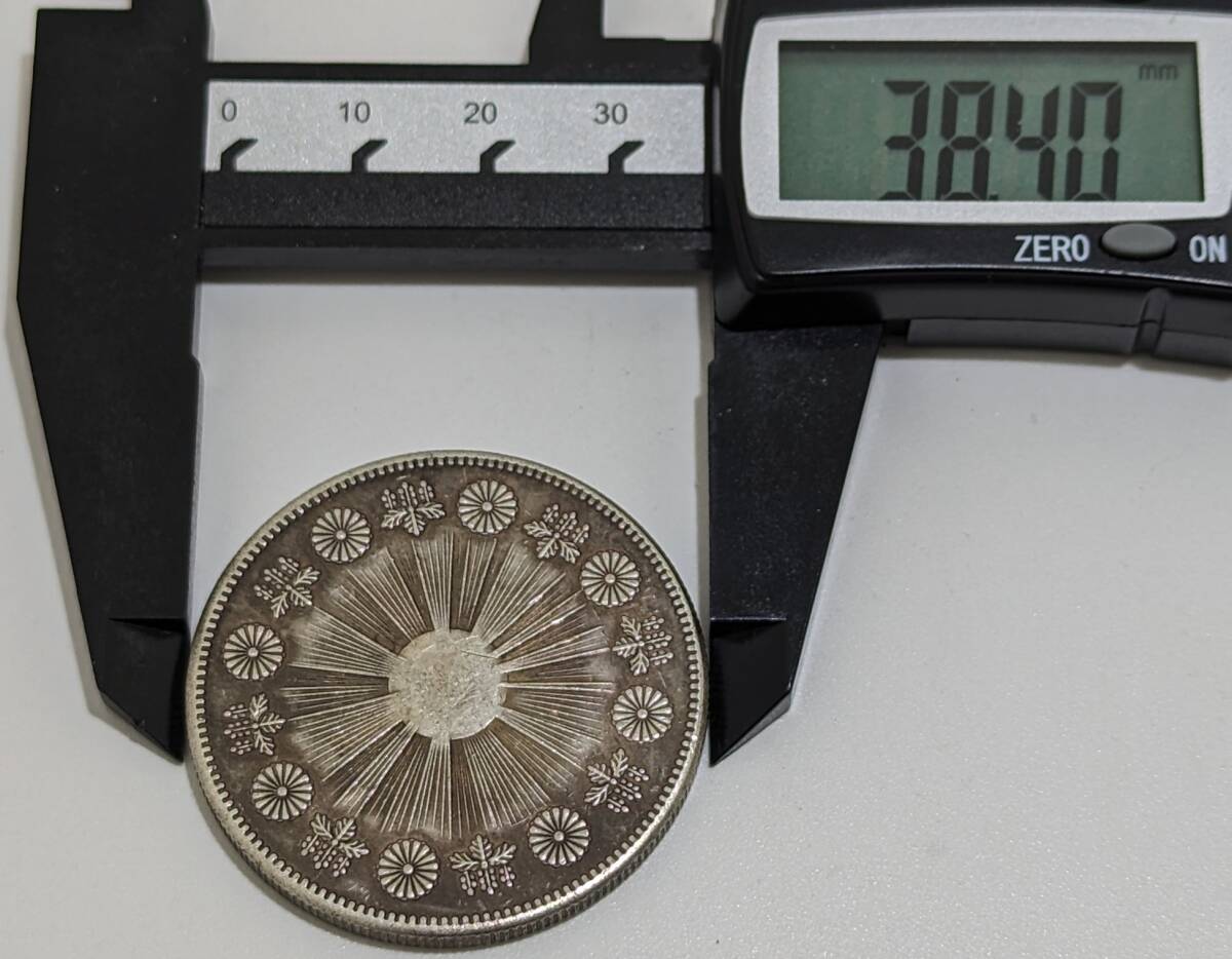 【17779】一圓 大日本 明治三年 銀貨 直径約38.4㎜ 重量約26.5ｇ 日本 古銭 円 通貨 SILVER シルバー コイン_画像7