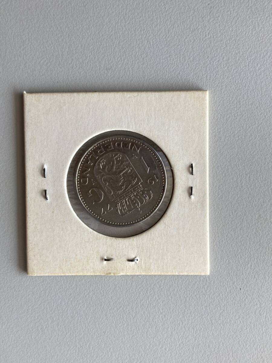 銀貨　オランダ　1ギルダー　エラー銭　エラーコイン　表裏ずれ　位置ずれ　コインシート保管品_画像2