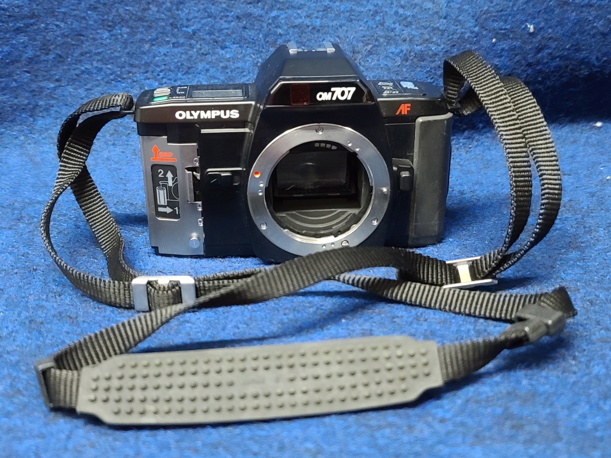 OLYMPUS フィルムカメラ OM707　SIGMA ZOOM AF　レンズ２個　ケース付（3954）_画像4