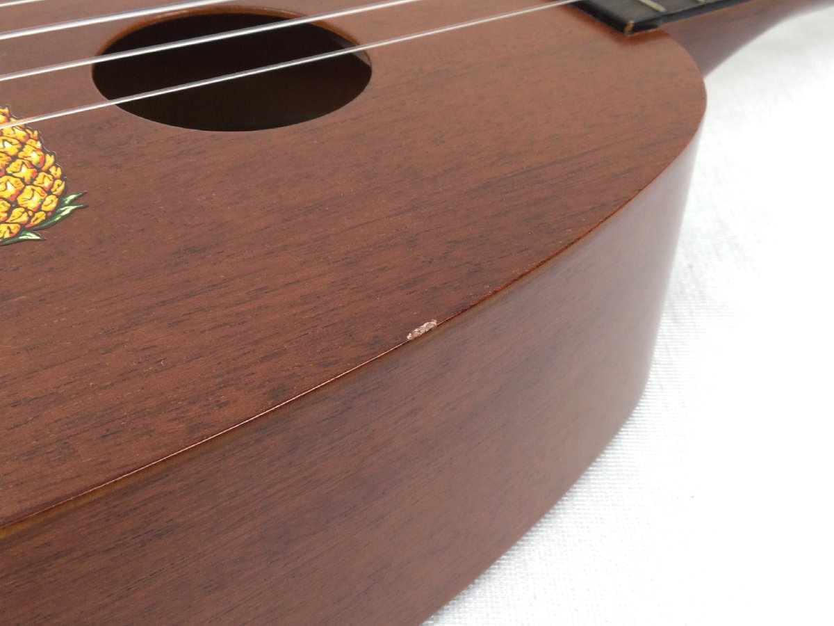 1204【ジャンク】 FAMOUS フェイマス ウクレレ ukulele FP-2 ソプラノサイズ 全長約54cm パイナップル 弦楽器 ハードケース付の画像6