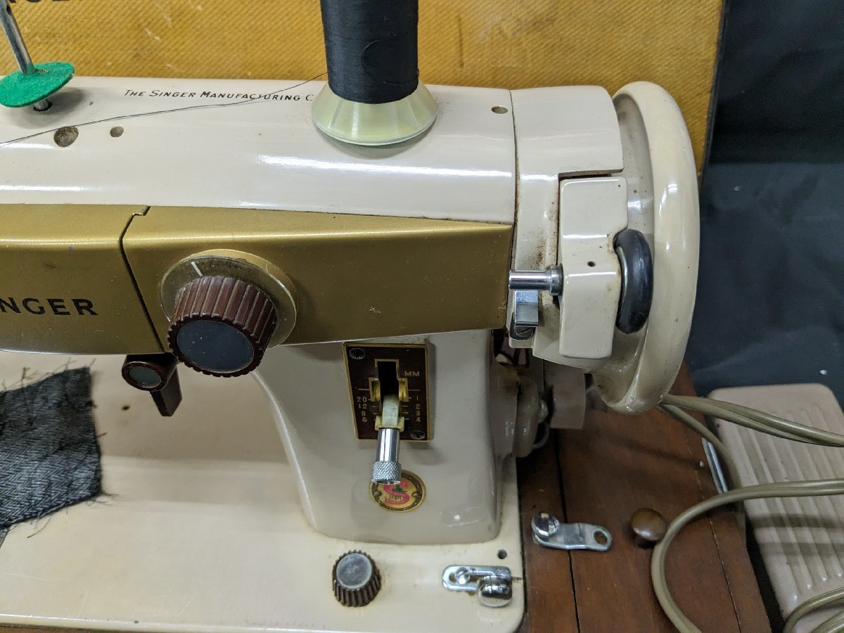 針動きました！ SINGER シンガー SEWING MACHINES ミシン アンティーク BAU3-7TV ペダル・付属品多数_画像2