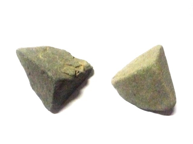 伊勢市 五十鈴川産の奇形転石礫、最近採集したての三稜石類似の「緑色岩の三角礫・２個」の画像1