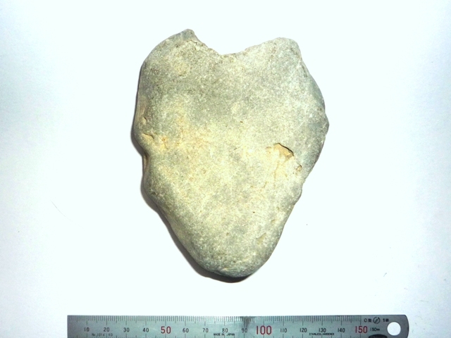 伊勢市 五十鈴川産の奇形転石礫、最近採集したての「手のひら大の神足石」（石質は不明）_画像3．画像１の裏底面です